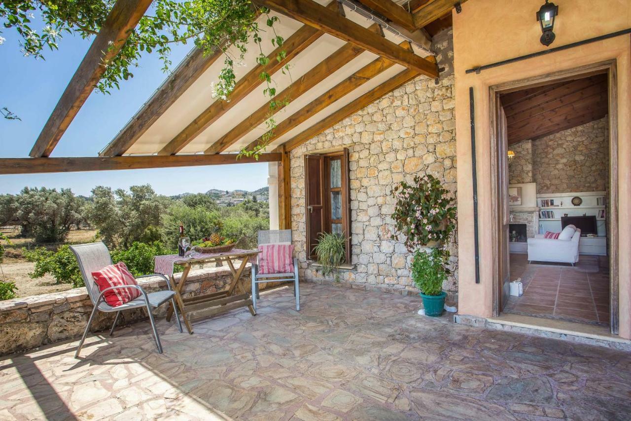 פליראקי Sunny Countryside Villa - With Private Pool מראה חיצוני תמונה
