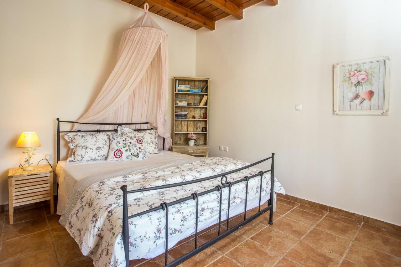 פליראקי Sunny Countryside Villa - With Private Pool מראה חיצוני תמונה